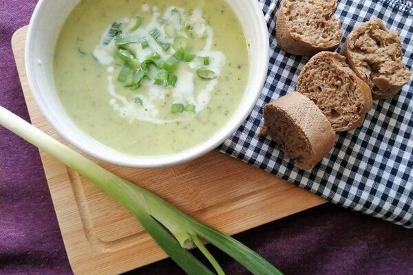 Romige courgettesoep met lente-ui